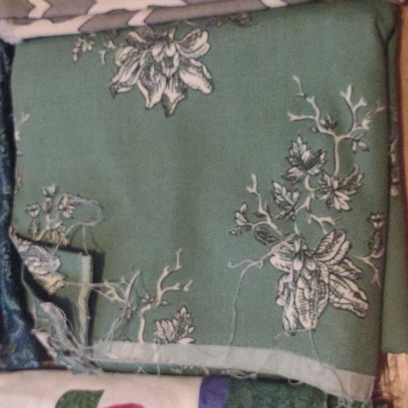 Green fabric bundle lot 4 different patterns - Picture 3 of 5